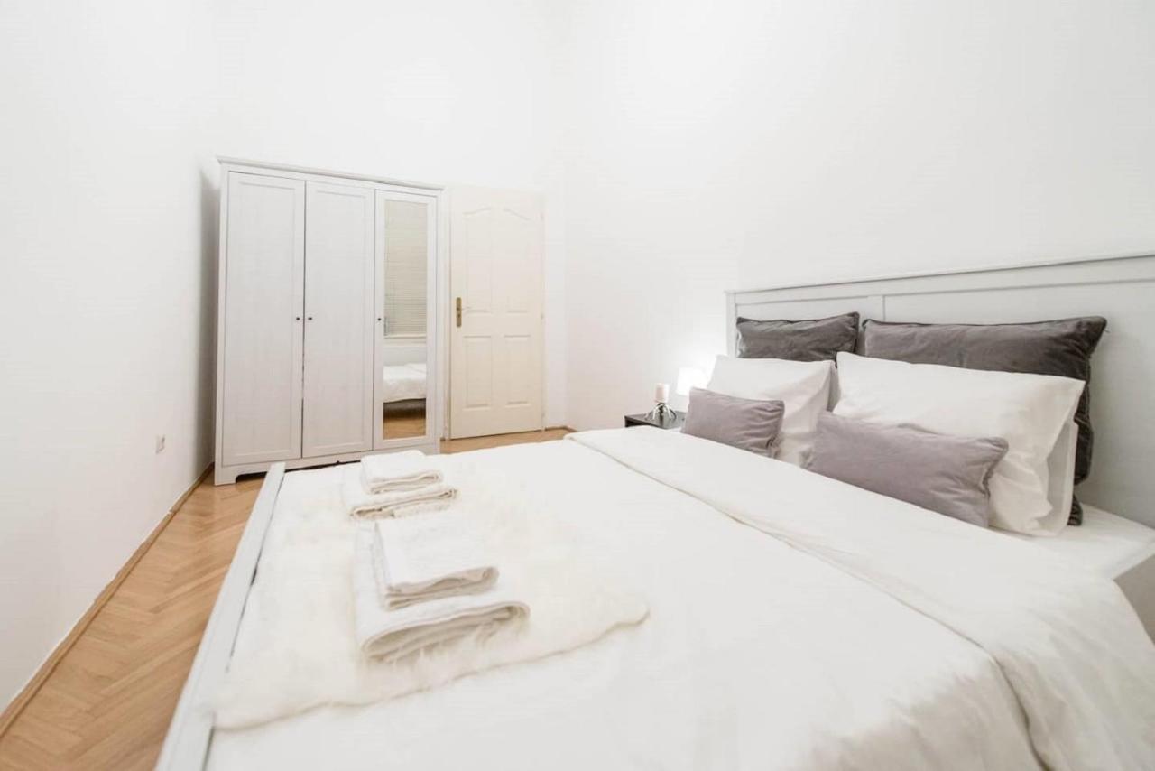 Bourgeois Elegance In The Heart Of Budapest Esterno foto